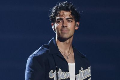 Joe Jonas phải đi trị liệu tâm lý vì doanh số album solo thất bại