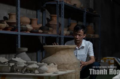 Người gom nhặt mảnh vỡ thời gian