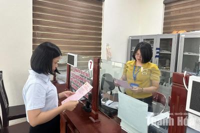 Công dân đầu tiên trên toàn quốc nhận giấy chứng nhận quyền sử dụng đất thông qua mã định danh VNeID
