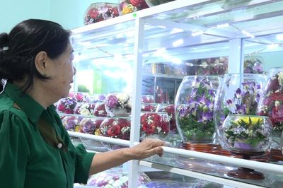 Khởi nghiệp tuổi 50, người phụ nữ nông thôn thu tỷ đồng mỗi năm từ 'hoa bất tử'