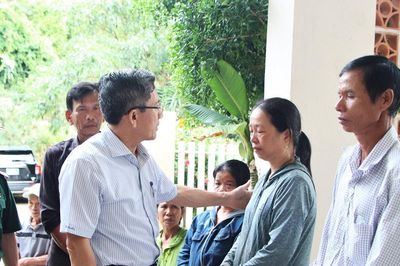 Phó Chủ tịch UBND thành phố Đà Nẵng Trần Nam Hưng thăm, động viên gia đình có nạn nhân bị sóng cuốn tại Mũi Nghê