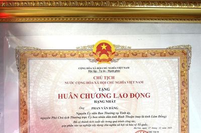 Đồng chí Phan Văn Đăng được tặng Huân chương Lao động hạng Nhất