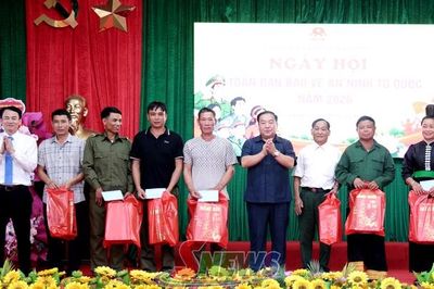 Đồng chí Phó Bí thư Tỉnh ủy dự Ngày hội Toàn dân bảo vệ ANTQ xã Chiềng KhươngĐồng chí Phó Bí thư Tỉnh ủy dự Ngày hội Toàn dân bảo vệ ANTQ xã Chiềng Khương