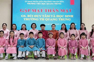 GS.TS Bùi Duy Tâm: Mặc áo dài là thể hiện lòng tự trọng và niềm tự hào dân tộc!