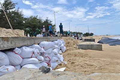 Khẩn trương khắc phục tuyến đường nối bãi tắm Thuận An - Phú Thuận bị sạt lở