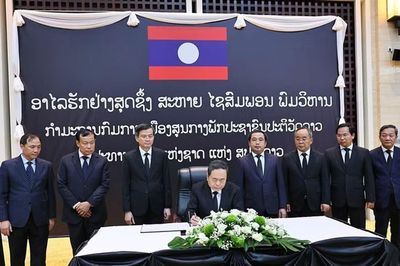Chủ tịch Quốc hội Trần Thanh Mẫn viếng Chủ tịch Quốc hội Lào Saysomphone Phomvihane