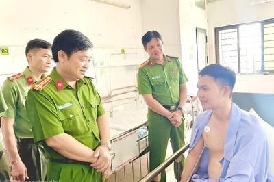Thăm hỏi, động viên Thượng úy Công an bị thương khi truy bắt tội phạm