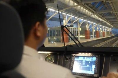 Một ngày trong buồng lái Metro: Lặng thầm nối những nhịp vui