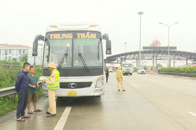 Phạt 14 triệu xe không kinh doanh, chở khách thu tiền