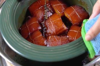Tại sao khi kho thịt, người ta thường buộc một sợi chỉ bên ngoài miếng thịt, mục đích là gì?