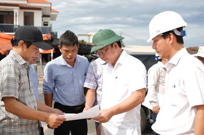 Chủ tịch UBND TP Huế trực tiếp thị sát, tìm phương án thoát lũ cho thành phố