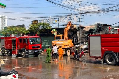 Hà Nội: Cháy cơ sở phế liệu trên đường 25m, huy động máy xúc phá dỡ tôn quây