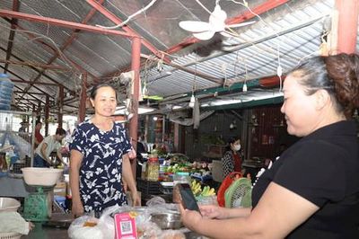 Thanh toán không dùng tiền mặt ở chợ quê Phúc Sơn