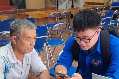Tuổi trẻ Phú Thượng đưa chuyển đổi số đến từng chi bộ