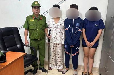 Bắt nhóm thanh thiếu niên mang kiếm chặn xe, tìm người gây sự ở Hà Nội