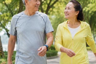 Đi bộ ngoài trời hay trong nhà tốt hơn cho sức khỏe não bộ sau tuổi 50?