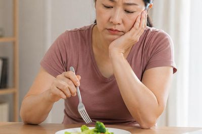 Vì sao người trên 50 tuổi ăn càng ít vẫn khó giảm cân?