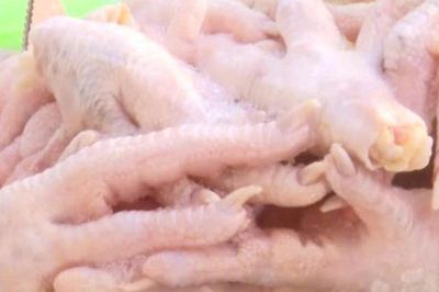 Phạt hơn 40 triệu đồng vì sản xuất gần 1,3 tấn chân gà đông lạnh vi phạm nhiều quy định