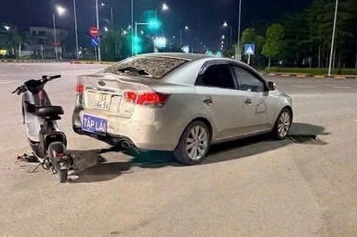 Va chạm ô tô tập lái trong đêm, thiếu niên 15 tuổi đi xe đạp điện tử vong