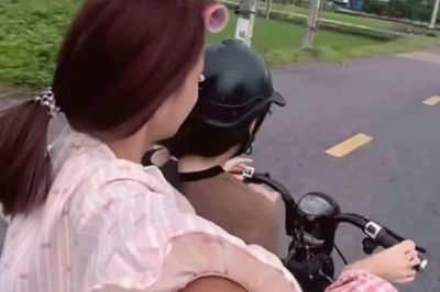 Quảng Ninh: Nữ sinh lớp 9 lái xe máy điện bằng chân, chở bạn không đội mũ bảo hiểm