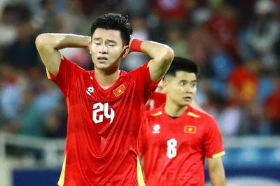 Vì sao tuyển Việt Nam chơi hay sân khách, đá dở sân nhà?