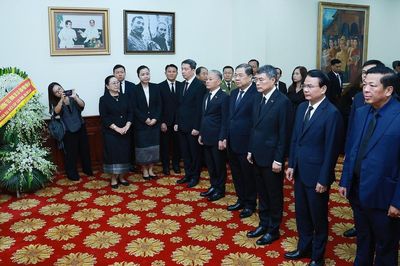 Thủ tướng Lê Minh Hưng viếng Chủ tịch Quốc hội Lào Xaysomphone Phomvihane