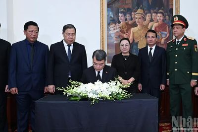 [Ảnh] Thủ tướng Lê Minh Hưng viếng Chủ tịch Quốc hội Lào Saysomphone Phomvihane
