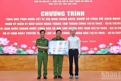Cán bộ, chiến sĩ công an triển khai hoạt động an sinh xã hội trên đặc khu Phú Quốc