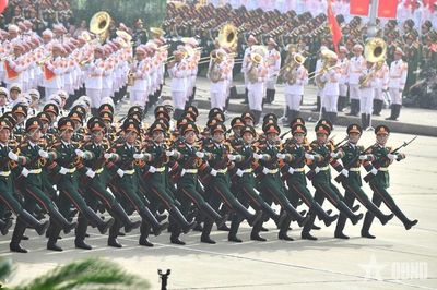Nhìn lên hãy nhìn xuống