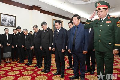 Thủ tướng Lê Minh Hưng viếng Chủ tịch Quốc hội Lào Xaysomphone Phomvihane