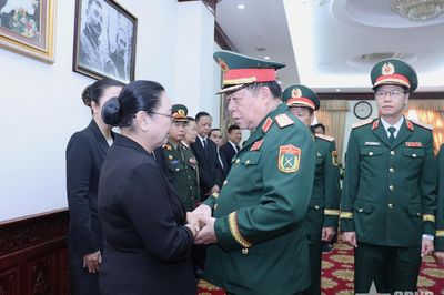 Đoàn đại biểu Quân ủy Trung ương, Bộ Quốc phòng viếng Chủ tịch Quốc hội Lào Xaysomphone Phomvihane