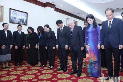 Phó chủ tịch Thường trực Quốc hội Đỗ Văn Chiến viếng Chủ tịch Quốc hội Lào Xaysomphone Phomvihane