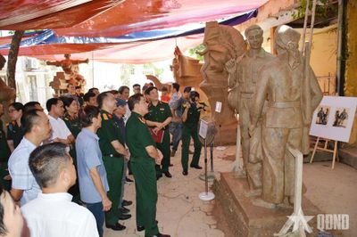 Thượng tướng Trương Thiên Tô chủ trì họp Hội đồng lựa chọn tác phẩm nghệ thuật điêu khắc
