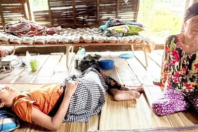 Người mẹ mù không còn điều kiện chữa bệnh cho con