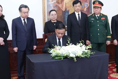Đoàn đại biểu cấp cao Đảng, Nhà nước, Chính phủ viếng đồng chí Saysomphone Phomvihane tại Đại sứ quán Lào