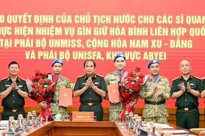 Trao quyết định cho 2 sĩ quan thực hiện nhiệm vụ gìn giữ hòa bình Liên hợp quốc