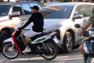 Công an vào cuộc xác minh màn chèn ép, chặn đầu giữa ô tô và xe máy
