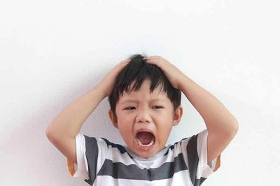 Cha mẹ phớt lờ hay dỗ dành khi trẻ mất kiểm soát cảm xúc?