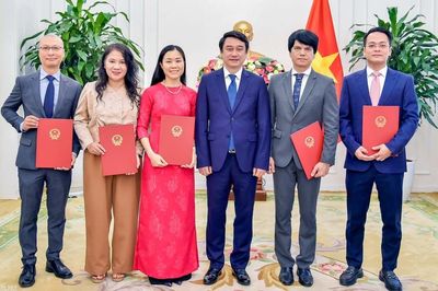 Bộ Ngoại giao trao quyết định tiếp nhận, điều động, bổ nhiệm cán bộ lãnh đạo, quản lý