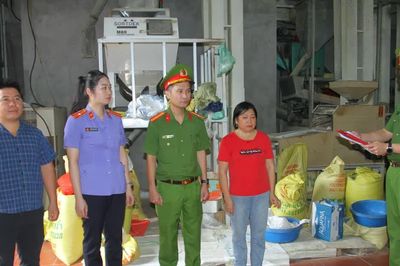 Bắt 2 chủ cơ sở giả mạo thương hiệu gạo Séng Cù nổi tiếng