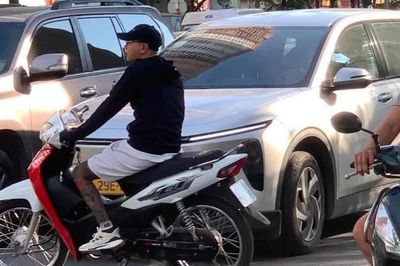 Xác minh clip ô tô vượt lên chèn ngã thanh niên đi xe máy