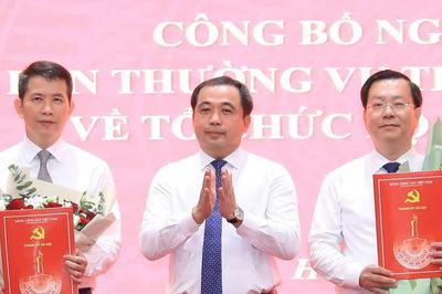 Hà Nội công bố 40 quyết định nhân sự lãnh đạo các sở, ngành và xã, phường