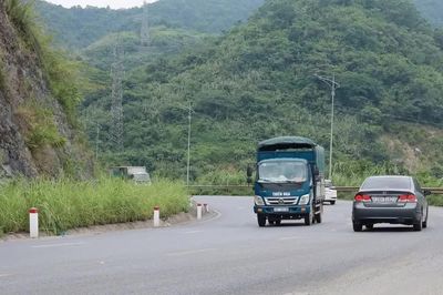 Đề xuất cấm mượn làn đường ngược chiều để vượt xe trên Quốc lộ 6