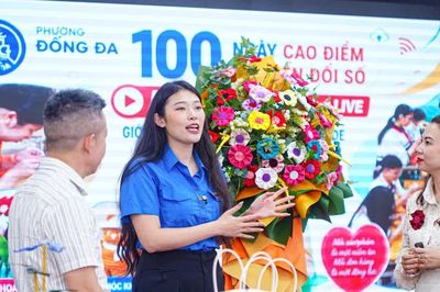 Cây hoa vải handmade trong livestream đặc biệt được đấu giá tiền triệu