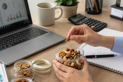 Thường xuyên ăn vặt nguy hiểm thế nào?