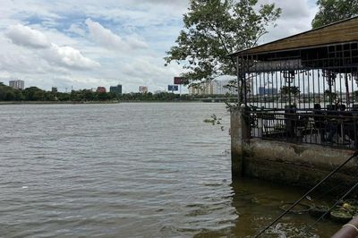 Câu cá sát quán cà phê, hoảng hốt phát hiện thi thể phụ nữ mặc áo khoác xanh
