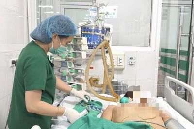 Người đàn ông nguy kịch vì đắp tỏi trị gout