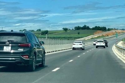Tranh cãi chuyện nhường đường cho xe khác vượt ở làn trái trên cao tốc