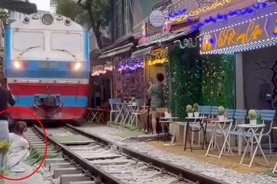 Xác minh clip cô gái bị tàu hỏa hất văng điện thoại ở 'phố cà phê đường tàu'