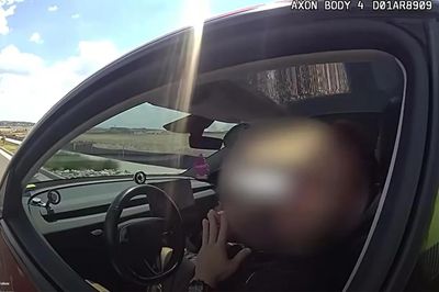Cảnh sát chặn xe ô tô chạy 103 km/h, tài xế cãi 'Autopilot lái, không phải tôi'